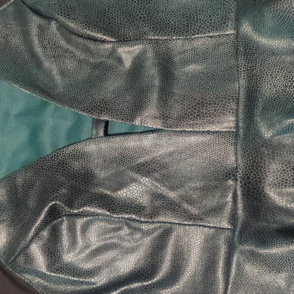 ✨50% OFF✨ Guess green snake peplum top - Picture 8 of 8